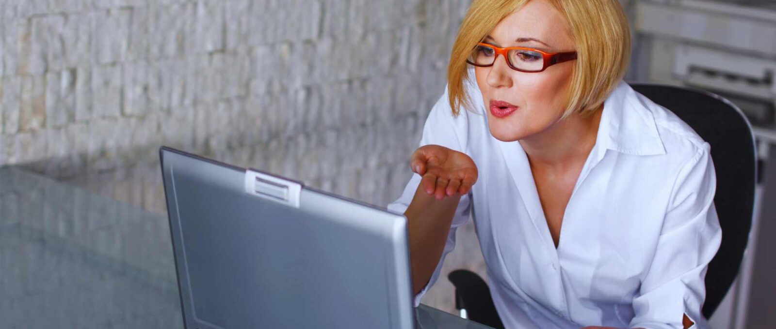 7 Flirty Texts That Spark Real Attraction and Keep Them Hooked