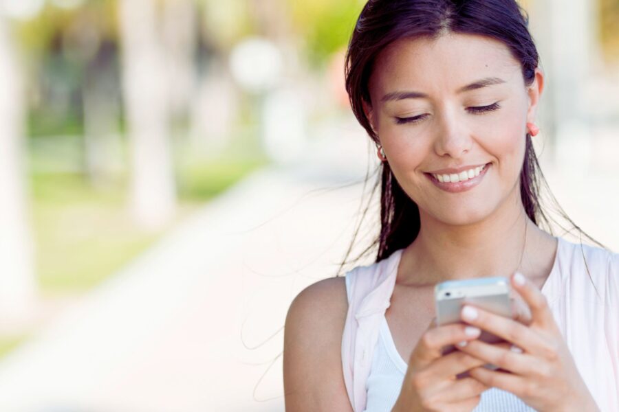 How to Flirt Naturally in Online Dating Conversations